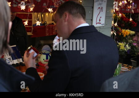 Helsinki, Finlandia. Il 30 novembre 2017. Il principe William si guarda a livello locale cloudberry prodotti ma non portarle a casa. Heini Kettunen/Alamy Live News Foto Stock