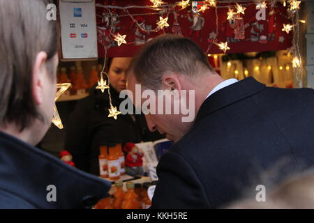 Helsinki, Finlandia. 30 novembre 2017. Il principe William guarda i prodotti locali di fragole di mare, ma non li acquista durante la sua visita al mercato di Natale di Helsinki Manta. Heini Kettunen/Alamy Live News Foto Stock