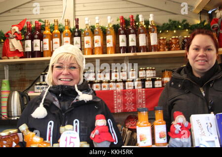 Helsinki, Finlandia. 30 novembre 2017. I venditori di prodotti a bacche di cloudberry al mercato di Natale di Helsinki Manta. Il principe William guarda i prodotti locali a base di cloudberry, ma non li acquista. Heini Kettunen/Alamy Live News Foto Stock