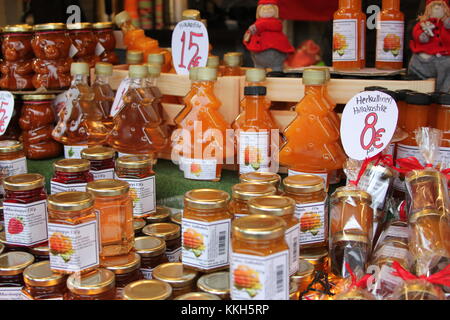 Helsinki, Finlandia. 30 novembre 2017. Prodotti a base di mirtilli al mercatino di Natale di Helsinki, Finlandia. Heini Kettunen/Alamy Live News Foto Stock