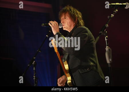 New York, NY, Stati Uniti. 29th novembre 2017. Richie Sambora In America Ti Saluta E Wall Street Rocks Presenta: Guitar Legends For Heroes Benefit Al Terminal 5 Il 29 Novembre 2017 A New York City. Credito: Diego Corredor/Media Punch/Alamy Live News Foto Stock