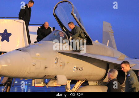 Vantaa, Finlandia. Il 30 novembre 2017. Il principe William familiarizzare con un F/A-18 Hornet fighter. Heini Kettunen/Alamy Newsews Live Foto Stock