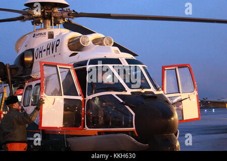 Vantaa, Finlandia. Il 30 novembre 2017. Il principe William familiarizzare con un Super Puma il trasporto in elicottero. Heini Kettunen/Alamy Newsews Live Foto Stock