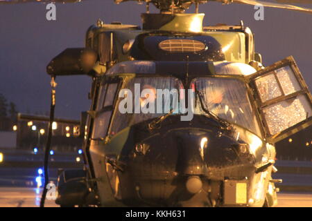 Vantaa, Finlandia. Il 30 novembre 2017. Il principe William familiarizzare con un NH90 elicottero militare. Heini Kettunen/Alamy Newsews Live Foto Stock