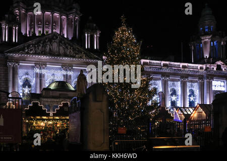 Belfast Irlanda del Nord Regno Unito. Il 30 novembre 2017. Una fredda notte chiara non vedere molte persone avventurarsi in Belfast City Centre questa sera.con 25 giorni a Natale il più popolare luogo stasera è stato il Mercatino di Natale a Belfast City Hall. Ora nel suo tredicesimo anno il mercato corre fino a sabato 23 dicembre. Il Mercatino di Natale a Belfast City Hall. Credito : David Hunter/Alamy Live News. Foto Stock