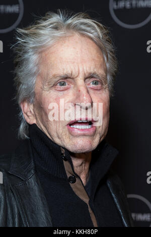 New york, Stati Uniti d'America. 30 nov, 2017. new york, ny - Novembre 30, 2017: Michael Douglas assiste lifetime cocaina madrina proiezione al credito neuehouse: lev radin/alamy live news Foto Stock