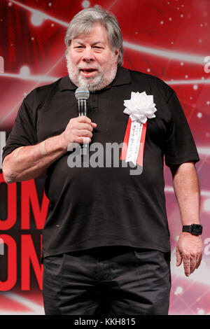 Il co-fondatore di Apple Steve Wozniak parla durante la cerimonia di apertura del Tokyo Comic con 2017 al Makuhari Messe International Exhibition Hall il 1 dicembre 2017, Tokyo, Giappone. Questo è il secondo anno in cui il San Diego Comic-con International ha tenuto l'evento in Giappone. Il Tokyo Comic con è attivo dal 1° al 3 dicembre. Crediti: Rodrigo Reyes Marin/AFLO/Alamy Live News Foto Stock