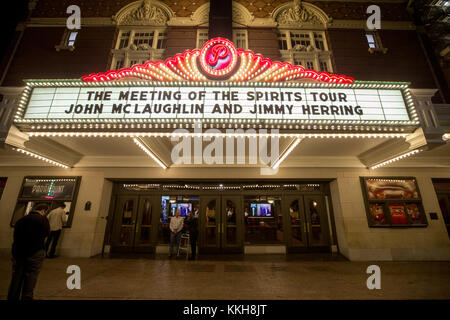 Austin, Texas, Stati Uniti. 30th novembre 2017. Il Marquee at Paramount Theatre, con John McLaughlin e Jimmy Herring, si esibiscono al Paramount Theatre di Austin, Texas, il 30 novembre 2017. Credit: Erik Kabik Photography/Media Punch/Alamy Live News Foto Stock