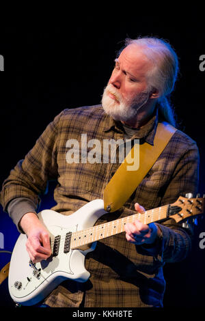 Austin, Texas, Stati Uniti. 30th novembre 2017. JJimmy Herring si esibisce come John McLaughlin e Jimmy Herring al Paramount Theatre di Austin, Texas, il 30 novembre 2017. Credit: Erik Kabik Photography/Media Punch/Alamy Live News Foto Stock