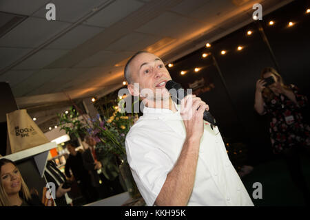 Birmingham, Regno Unito. 01 Dic, 2017. Michel Roux Jr apre la prima giornata della BBC Good Food Show al NEC di Birmingham. Credito: Steven roe/Alamy Live News Foto Stock