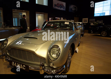 Londra, UK, 1 dicembre 2017, Top Celebrity auto sul display a Bonhams a Londra. Vetture includono: l'ex-Sir Paul McCartney 1964 Aston Martin DB5 berlina sportiva (£1.250.000 - 1.500.000 sterline) Credito: Keith Larby/Alamy Live News Foto Stock