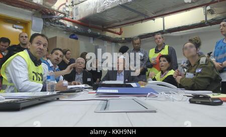 Nahariya, Israele. 30 nov, 2017. Galilea Medical Center praticata una guerra del trapano, assorbendo feriti vittime dalla parte settentrionale di Israele. Nahariya, Israele, 30 ottobre 2017. Credito: il quinto regno/alamy live news Foto Stock