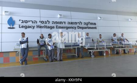 Nahariya, Israele. 30 novembre 2017. Il Galilee Medical Center ha praticato un'esercitazione di guerra, assorbendo le vittime ferite dal nord di Israele. Nahariya, Israele, ottobre 30 2017. Credito: The Fifth Kingdom/Alamy Live News Foto Stock