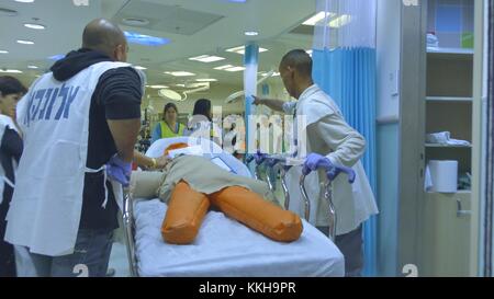 Nahariya, Israele. 30 novembre 2017. Il Galilee Medical Center ha praticato un'esercitazione di guerra, assorbendo le vittime ferite dal nord di Israele. Nahariya, Israele, ottobre 30 2017. Credito: The Fifth Kingdom/Alamy Live News Foto Stock