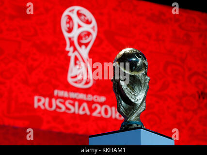 Moskau, Russland. 29 Nov 2017. Der FIFA- Weltpokal/Trophaee, Trophy vor dem Logo der WM 2018. Fussball: Auslosung zur FIFA- Fussball Weltmeisterschaft 2018 a Moskau, Russland 01.12.2017 - Calcio, pareggio per la Coppa del mondo FIFA 2018, Mosca, 01 dicembre 2017 |utilizzo in tutto il mondo Credit: dpa/Alamy Live News Foto Stock