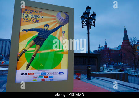 Moskau, Russland. 29 Nov 2017. Der Kreml con WM 2018 Logos e Plakaten. Feature/Schmuckbild/Hintergrund/Hintergrundbild. Fussball: Auslosung zur FIFA- Fussball Weltmeisterschaft 2018 a Moskau, Russland 01.12.2017 - Calcio, pareggio per la Coppa del mondo FIFA 2018, Mosca, 01 dicembre 2017 |utilizzo in tutto il mondo Credit: dpa/Alamy Live News Foto Stock