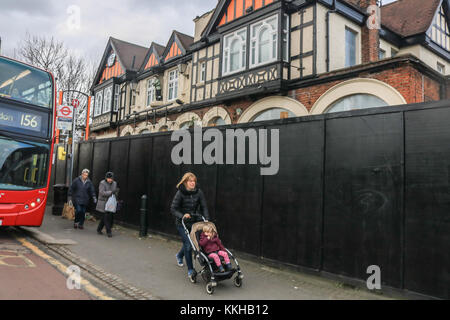 Wimbledon Londra UK. 1 dicembre 2017.La Woodman Flaming Grill Pub di Wimbledon. Il sindaco di Londra Sadiq Khan ha annunciato piani per introdurre un controllo annuale per contribuire a ridurre l'allarmante tasso di pub chiusure in città. Dal 2001 vi è stata una perdita media di 81 pub per anno e 1.220 pub sono stati persi negli ultimi quindici anni Credito: amer ghazzal/Alamy Live News Foto Stock