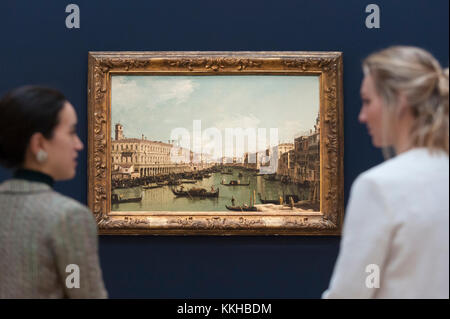 Londra, Regno Unito. 1 dicembre 2017. I membri dello staff visualizza " Il Grand Canal, guardando a Nord vicino al Ponte di Rialto', 1738 da Bernardo Bellotto, (Est. GBP2.0-3.0m). Anteprima di 'maestri di luce', Sotheby's Old Masters sera Vendita che avrà luogo il 6 Dicembre da Sotheby's New Bond Street. Credito: Stephen Chung / Alamy Live News Foto Stock