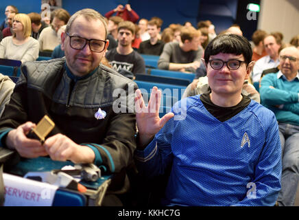 Berlino, Germania. 1 dicembre 2017. Michael (l) e Uwe partecipano alla conferenza Star Trek sull'intelligenza artificiale e la fantascienza presso l'Università di scienze applicate di Beuth ('Beuth Hochschule fuer Technik') a Berlino, Germania, il 1° dicembre 2017. Crediti: Britta Pedersen/dpa-Zentralbild/dpa/Alamy Live News Foto Stock