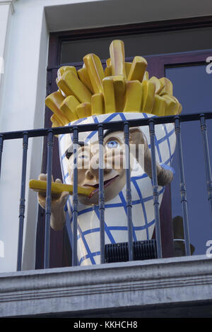 Pubblicità per patatine fritte nella capitale belga Bruxelles, 23.06.2017. Le patatine belghe vengono fritte due volte in profondità, per garantire che siano morbide all'interno e croccanti all'esterno. - NESSUN SERVIZIO DI TELECOMUNICAZIONE - foto: Sascha Steinach/dpa-Zentralbild/dpa | utilizzo in tutto il mondo Foto Stock