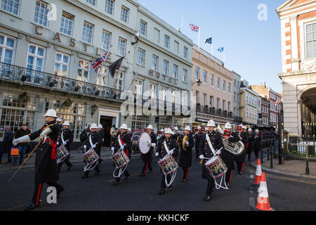 Windsor, Regno Unito. 1 dicembre, 2017. La banda dei Royal Marines portano il ritorno della cerimonia del cambio della guardia dal castello di Windsor. Credito: mark kerrison/alamy live news Foto Stock