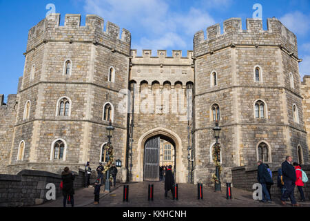 Windsor, Regno Unito. 1 dicembre, 2017. L'Henry VIII gateway al castello di Windsor. Credito: mark kerrison/alamy live news Foto Stock