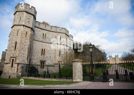 Windsor, Regno Unito. 1 dicembre, 2017. Una vista del Castello di Windsor e il George IV Gateway dal Windsor Great Park. Credito: Mark Kerrison/Alamy Live News Foto Stock