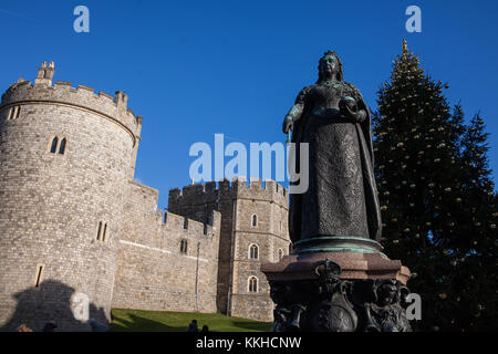 Windsor, Regno Unito. 1 dicembre, 2017. Il castello di Windsor e la statua della regina Victoria. Credito: mark kerrison/alamy live news Foto Stock