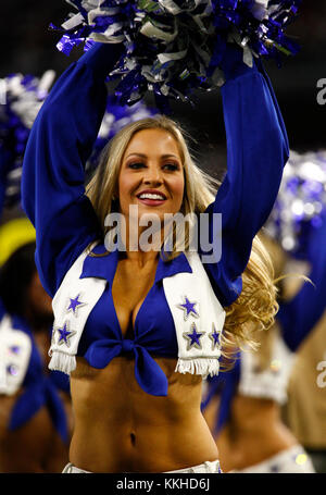 Arlington, Texas, Stati Uniti d'America. 30 Novembre, 2017. Nov. 30 2017. Arlington, Texas. Il Dallas Cowboys Cheerleaders eseguire come Dallas Cowboys sconfitto Washington Redskins 38 e 14 ad ATT Stadium di Arlington, TX. Credito: Ralph Lauer/ZUMA filo/Alamy Live News Foto Stock