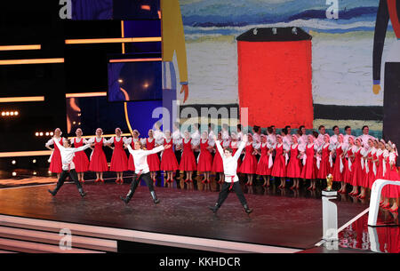 Mosca, Russia. 1 dicembre 2017. Un gruppo di danza russa sul palco durante il sorteggio della Coppa del mondo FIFA 2018, presso il Palazzo del Cremlino di Mosca, Russia, il 1° dicembre 2017. Credito: Christian Charisius/dpa/Alamy Live News Foto Stock