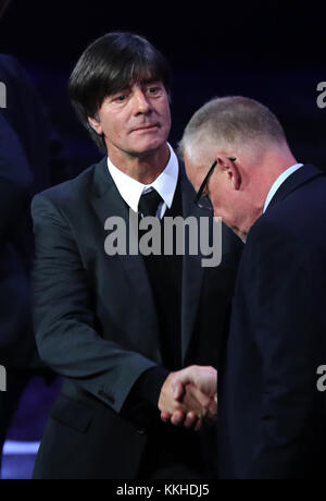 Mosca, Russia. 1 dicembre 2017. Il capo-allenatore della nazionale di calcio tedesca Joachim Loew (L) al sorteggio della Coppa del mondo FIFA 2018 al Palazzo del Cremlino di Mosca, Russia, il 1° dicembre 2017. Credito: Christian Charisius/dpa/Alamy Live News Foto Stock