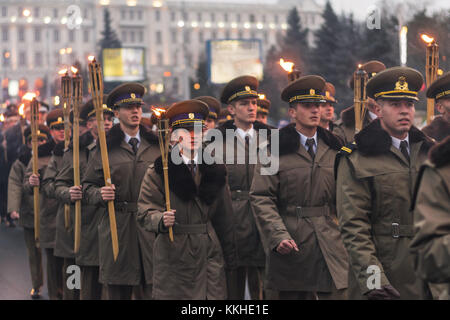 Sibiu, Romania - 1 dicembre 2017: grande unione Day (giornata nazionale) in Romania - il marzo di truppe armate con fiaccole in Sibiu, Romania, Transilvania regione credito: ungureanu vadim/alamy live news Foto Stock