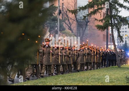 Sibiu, Romania - 1 dicembre 2017: grande unione Day (giornata nazionale) in Romania - il marzo di truppe armate con fiaccole in Sibiu, Romania, Transilvania regione credito: ungureanu vadim/alamy live news Foto Stock