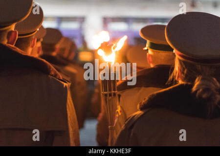 Sibiu, Romania - 1 dicembre 2017: grande unione Day (giornata nazionale) in Romania - il marzo di truppe armate con fiaccole in Sibiu, Romania, Transilvania regione credito: ungureanu vadim/alamy live news Foto Stock