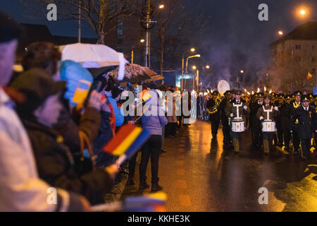 Sibiu, Romania - 1 dicembre 2017: grande unione Day (giornata nazionale) in Romania - il marzo di truppe armate con fiaccole in Sibiu, Romania, Transilvania regione credito: ungureanu vadim/alamy live news Foto Stock