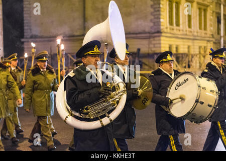 Sibiu, Romania - 1 dicembre 2017: Grande Giornata della Unione (Giornata Nazionale) in Romania - la marcia delle truppe armate con torce a Sibiu, Romania, Transilvania regione Credit: Ungureanu Vadim/Alamy Live News Foto Stock