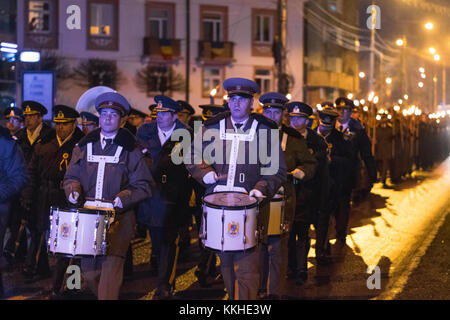 Sibiu, Romania - 1 dicembre 2017: grande unione Day (giornata nazionale) in Romania - il marzo di truppe armate con fiaccole in Sibiu, Romania, Transilvania regione credito: ungureanu vadim/alamy live news Foto Stock