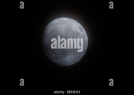 Londra, Regno Unito. 1 dicembre, 2017. waxing gibbous fase lunare con 94% di visibilità su Londra il primo giorno di inverno. Credito: dinendra haria/alamy live news Foto Stock