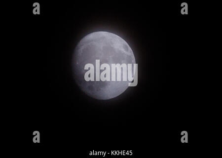 Londra, Regno Unito. 1st Dec, 2017. Fase lunare cerante di Gibbous con visibilità del 94% su Londra il primo giorno d'inverno. Credit: Dinendra Haria/Alamy Live News Foto Stock
