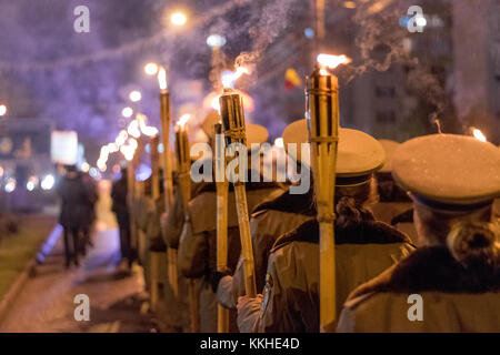 Sibiu, Romania - 1 dicembre 2017: grande unione Day (giornata nazionale) in Romania - il marzo di truppe armate con fiaccole in Sibiu, Romania, Transilvania regione credito: ungureanu vadim/alamy live news Foto Stock