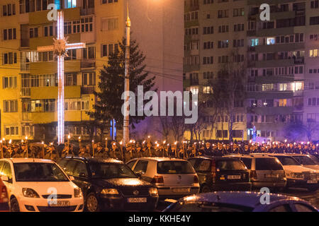 Sibiu, Romania - 1 dicembre 2017: grande unione Day (giornata nazionale) in Romania - il marzo di truppe armate con fiaccole in Sibiu, Romania, Transilvania regione credito: ungureanu vadim/alamy live news Foto Stock