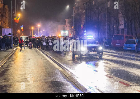 Sibiu, Romania - 1 dicembre 2017: grande unione Day (giornata nazionale) in Romania - il marzo di truppe armate con fiaccole in Sibiu, Romania, Transilvania regione credito: ungureanu vadim/alamy live news Foto Stock