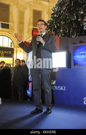 Milano, Italia. Il 1 dicembre del 2017. L'illuminazione dello swarovski albero di natale in galleria vittorio emanuele nella foto: Filippo del corno credit: indipendente photo agency srl/alamy live news Foto Stock