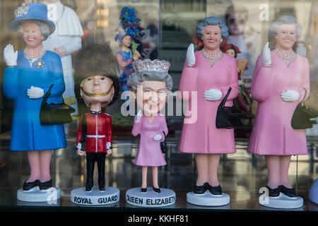 Windsor, Regno Unito. 1 dicembre, 2017. royal souvenir nella vetrina di un negozio di articoli da regalo. Credito: mark kerrison/alamy live news Foto Stock