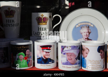 Windsor, Regno Unito. 1 dicembre, 2017. royal souvenir nella vetrina di un negozio di articoli da regalo. Credito: mark kerrison/alamy live news Foto Stock