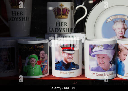 Windsor, Regno Unito. 1 dicembre, 2017. royal souvenir nella vetrina di un negozio di articoli da regalo. Credito: mark kerrison/alamy live news Foto Stock