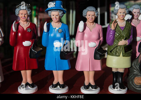 Windsor, Regno Unito. 1 dicembre, 2017. royal souvenir nella vetrina di un negozio di articoli da regalo. Credito: mark kerrison/alamy live news Foto Stock