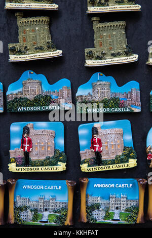 Windsor, Regno Unito. 1 dicembre, 2017. royal souvenir nella vetrina di un negozio di articoli da regalo. Credito: mark kerrison/alamy live news Foto Stock