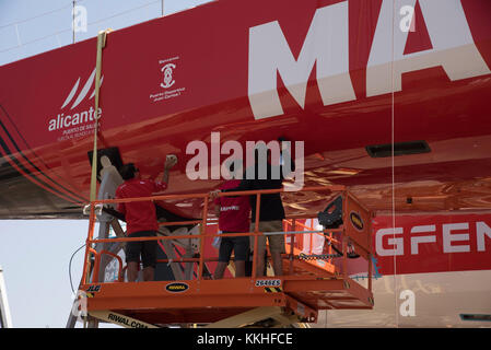 V&A Waterfront di Città del Capo Sud Africa. Il 1 dicembre del 2017. Volvo Ocean racing yacht, Mapfre ottenendo lo scafo lucidata prima di essere messo di nuovo in acqua. Foto Stock