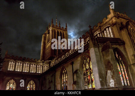 Melton Mowbray 1 dicembre 2017: St Marys Church un edificio drammatico città divenne lo sfondo per l'annuale mostra di fuochi d'artificio di luci di Natale, anche coinciso con la prima notte di apertura dopo che un progetto di restauro del 180000 aveva finito. Credit: Clifford Norton/Alamy Live News Foto Stock